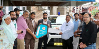 DC Srinagar hands over ambulance to CMO under CSR initiative of IDI Bank.
