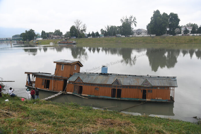 Houseboat 3