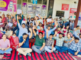 Non gazetted employees of Medical College Kathua protesting on Friday. -Excelsior/Nishant