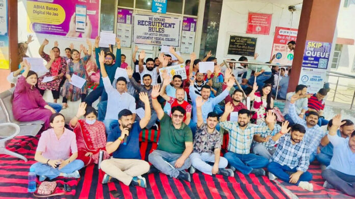 Non gazetted employees of Medical College Kathua protesting on Friday. -Excelsior/Nishant