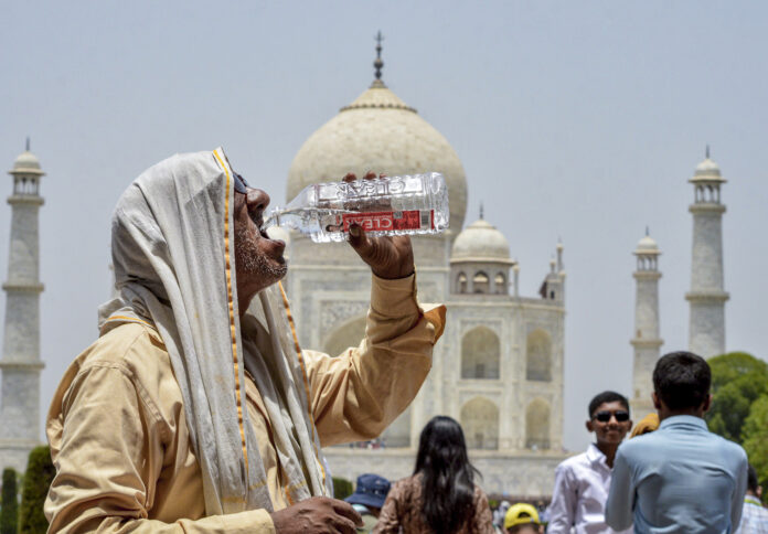Weather: Hot summer day in Agra