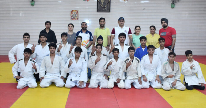 Athletes posing for a group photograph along with dignitaries.