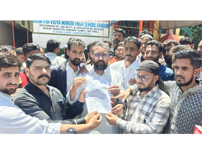 Members of SJAC displaying memorandum of demands before submitting the same to the concerned authorities in Ramban on Sunday. -Excelsior/Parvez Mir