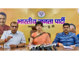 J&K BJP spokespersons Rajni Sethi, Ankit Gupta and Parimoksh Seth addressing a press conference at Jammu on Saturday.