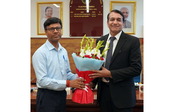ED & CEO, AIIMS Jammu, Prof (Dr) D N Sharma exchanging bouquet with Prof (Dr) M Srinivas, Member, NITI Aayog. ED & CEO, AIIMS Jammu, Prof (Dr) D N Sharma exchanging bouquet with Prof (Dr) M Srinivas, Member, NITI Aayog.