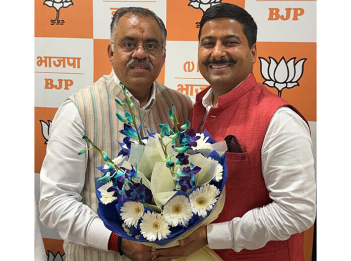 J&K BJP spokesperson Gaurav Gupta posing with National general secretary Tarun Chugh.