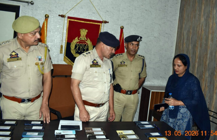 A Police officer showing recovered smart phones to a lady for identification of her lost phone in Doda on Wednesday. -Excelsior/Tilak Raj A Police officer showing recovered smart phones to a lady for identification of her lost phone in Doda on Wednesday. -Excelsior/Tilak Raj