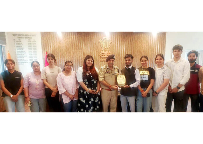 DIG Shiv Kumar Sharma interacts with team ‘Modern Doggre’ - Daily Excelsior