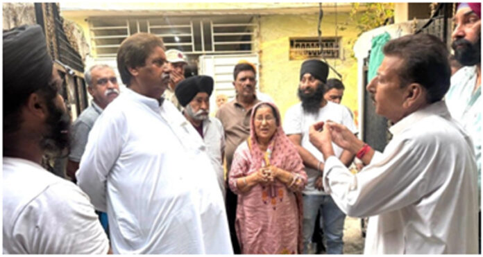 JKPCC working president, Raman Bhalla interacting with public in Nanak Nagar area of Jammu.