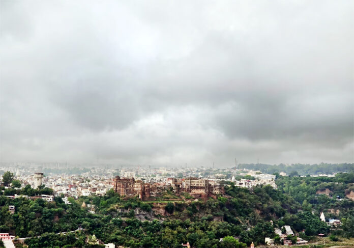 Dark clouds hover over Jammu city on Sunday morning. -Excelsior/Rakesh