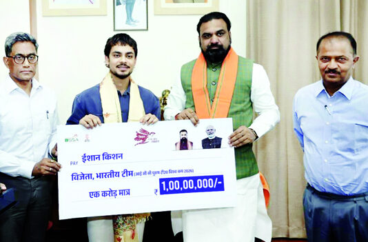 Bihar CM Samrat Choudhary handing over a cheque of Rs 1 crore to Ishan Kishan.