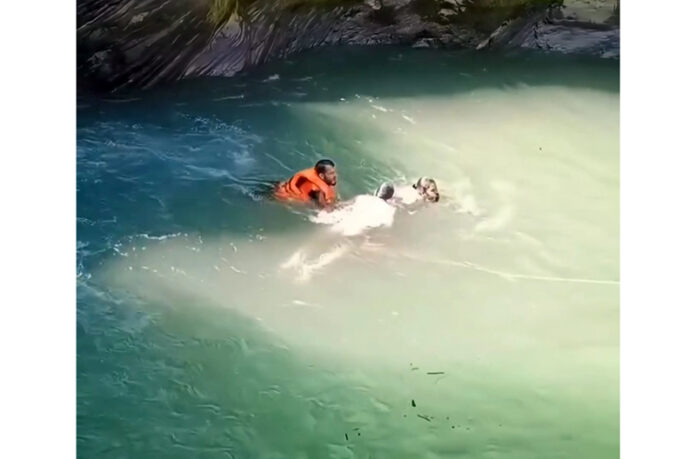 Dead body of youth being fished out from water by a diver in Darhal area of Rajouri. - Excelsior/Imran