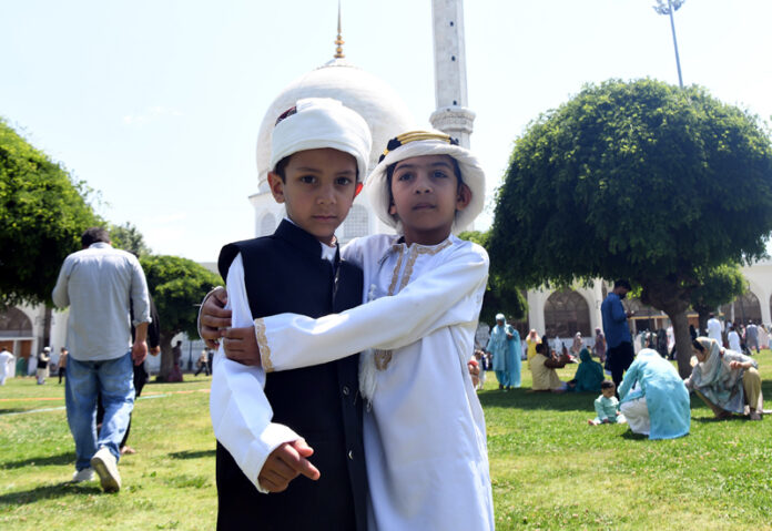Children exchange Eid greetings at Hazratbal, Srinagar. -Excelsior/Shakeel