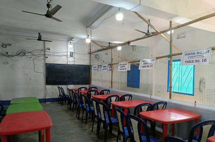 Counting arrangements at Mekhliganj Higher Secondary School in Coochbehar district in West Bengal on Sunday. (UNI)