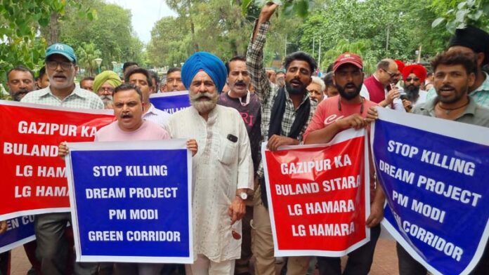 Drivers of E-auto and e-rickshaws staging a protest in Jammu. -Excelsior/Rakesh