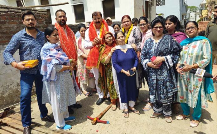 MLA Arvind Gupta along with residents posing for a photograph after kick starting drainage project in Krishna Nagar. MLA Arvind Gupta along with residents posing for a photograph after kick starting drainage project in Krishna Nagar.