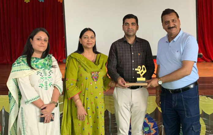 Dignitary receiving memento during a programme.