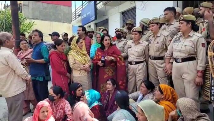Women during a protest demonstration in Zelna area of Kishtwar on Wednesday. -Excelsior/Tilak Raj