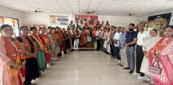 BJP leaders paying tributes to former party president Thakur Baldev Singh on Saturday at Kathua.