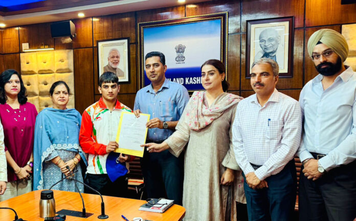 Commissioner Secretary, Youth Services and Sports (YSS), Dr Shahid Iqbal Choudhary along with boxer Yaseer and others during a felicitation ceremony.