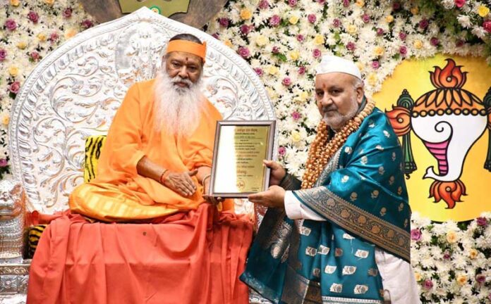 Ravinder Pandita chairman Save Sharda Committee, receiving Dharam Bandhu Award. Ravinder Pandita chairman Save Sharda Committee, receiving Dharam Bandhu Award.