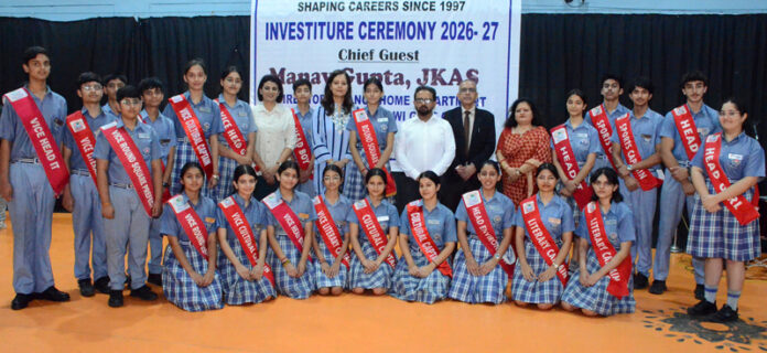 Newly elected students council posing along with dignitaries.