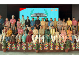 Dignitaries posing along with participants during a programme.