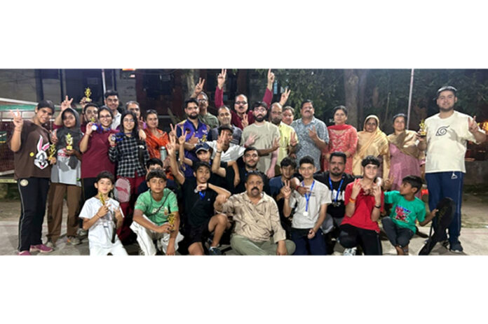 Players posing along with dignitaries during closing ceremony.
