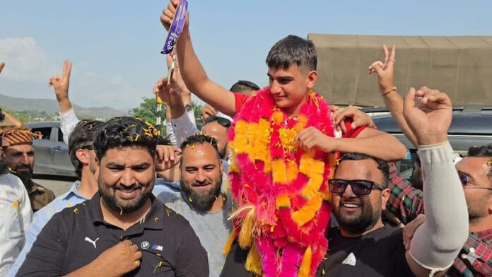 Asian gold medalist Mohammad Yasser displaying his medal during his grand reception in Rajouri on Friday. Asian gold medalist Mohammad Yasser displaying his medal during his grand reception in Rajouri on Friday.