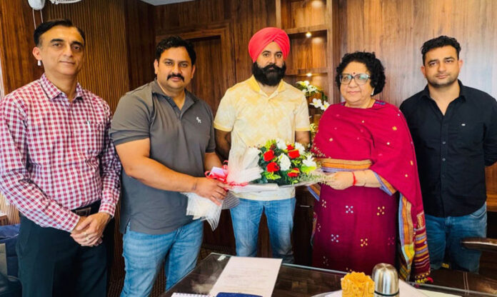 DAJ delegation members with Director Health Services Jammu Dr Poonam Sethi at latter's office chamber. DAJ delegation members with Director Health Services Jammu Dr Poonam Sethi at latter's office chamber.