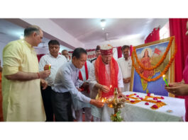 Margdarshak of BTSM Indresh Kumar along with chief guest Thupten Lungring lighting ceremonial lamp at national executive meeting of the Manch in Jammu.