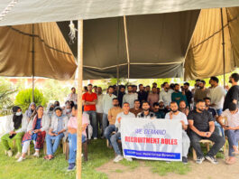 Non-gazetted employees during a protest at GMC Baramulla on Wednesday. -Excelsior/Aabid Nabi