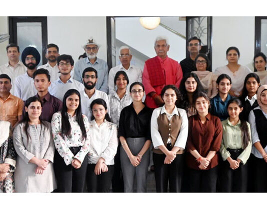 LG posing for a photograph with students and faculty of JU’s DYD prog on Tuesday.