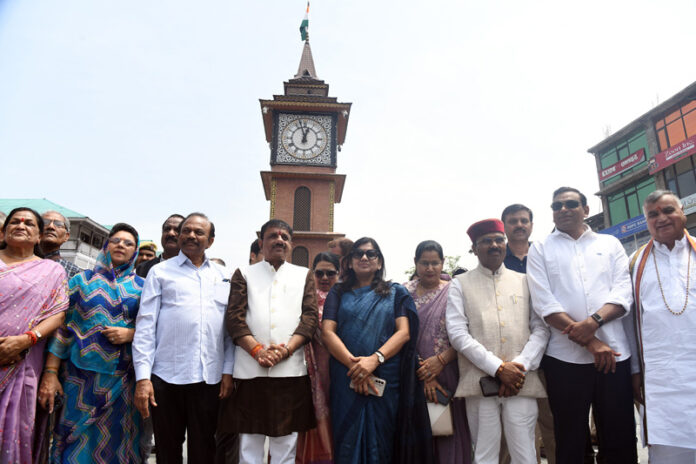 Parliamentary delegation at Lal Chowk, Srinagar on Monday. — Excelsior/Shakeel