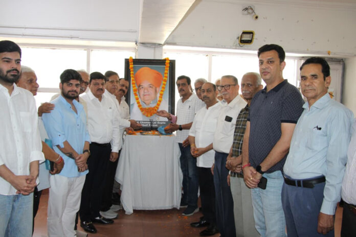 Members of JCMS paying tribute to Prof Chaman Lal Gupta, during a Shradhanjali Sabha in Jammu on Monday. Members of JCMS paying tribute to Prof Chaman Lal Gupta, during a Shradhanjali Sabha in Jammu on Monday.