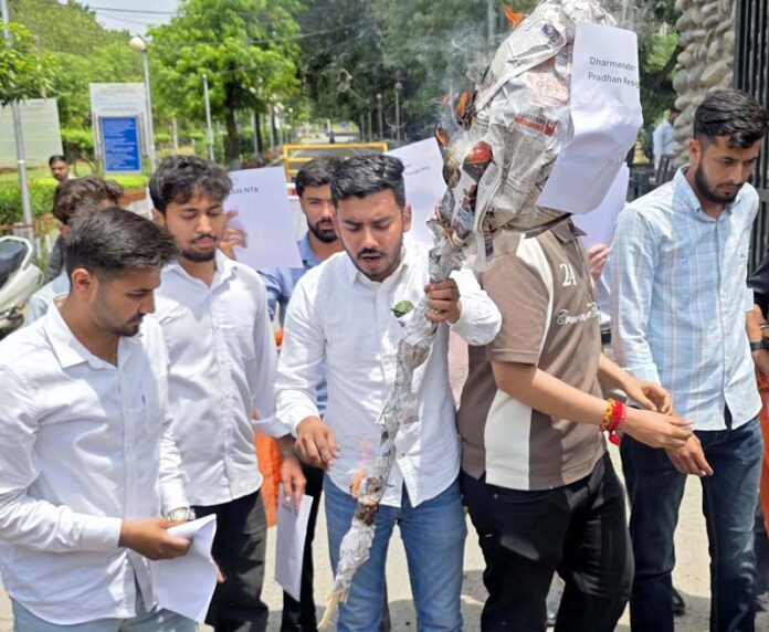 NSUI activists torching effigy of Union Education Minister during protest at Jammu on Friday. -Excelsior/Rakesh NSUI activists torching effigy of Union Education Minister during protest at Jammu on Friday. -Excelsior/Rakesh