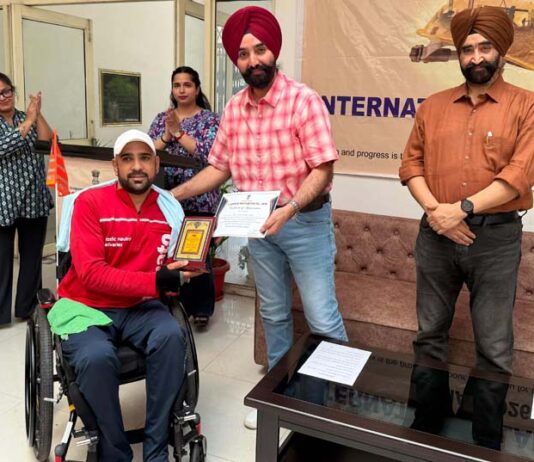 Labour Commissioner J&K, Charandeep Singh felicitating a worker for his invaluable contribution during a function in Jammu.