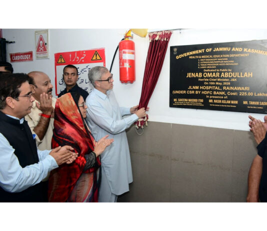 CM dedicating medical equipment to public at JLNM Hospital Srinagar on Sunday.
