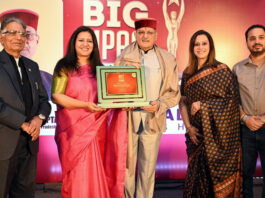 HP Governor presenting an award on Sunday.