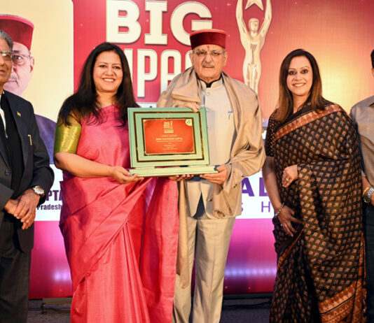 HP Governor presenting an award on Sunday.