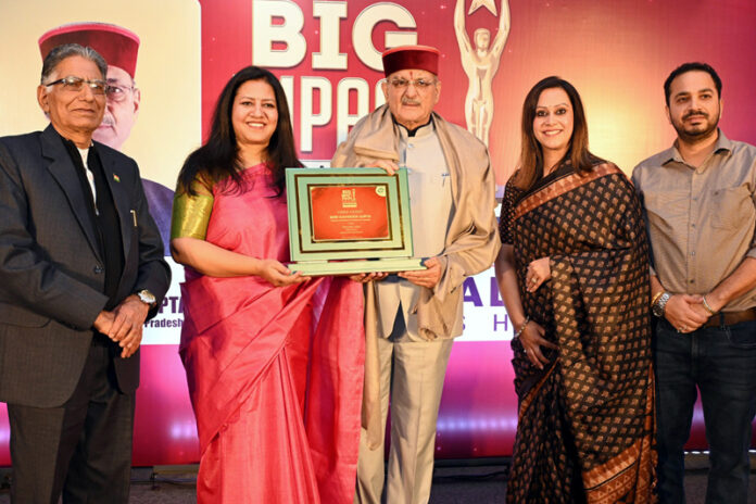 HP Governor presenting an award on Sunday.