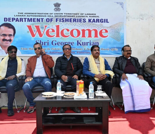 Union Minister George Kurian and other dignitaries during a programme organized by SIDCO and NMDFC at Kargil on Saturday.