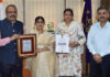 Vice-Chancellor displaying the certificate and award to Cluster University of Jammu.