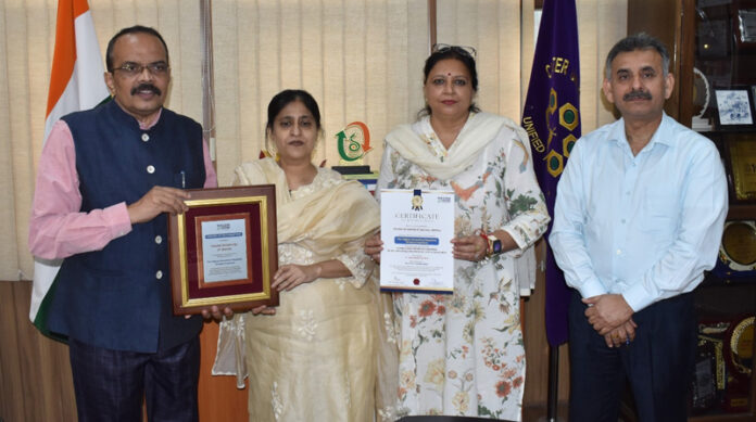 Vice-Chancellor displaying the certificate and award to Cluster University of Jammu.