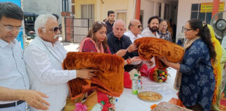 Dignitaries distributing blankets during a function to pay tribute to Justice Mehar Chand Mahajan in Jammu on Thursday. —Excelsior/Rakesh