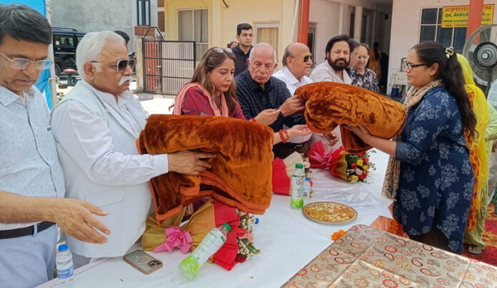 Dignitaries distributing blankets during a function to pay tribute to Justice Mehar Chand Mahajan in Jammu on Thursday. —Excelsior/Rakesh