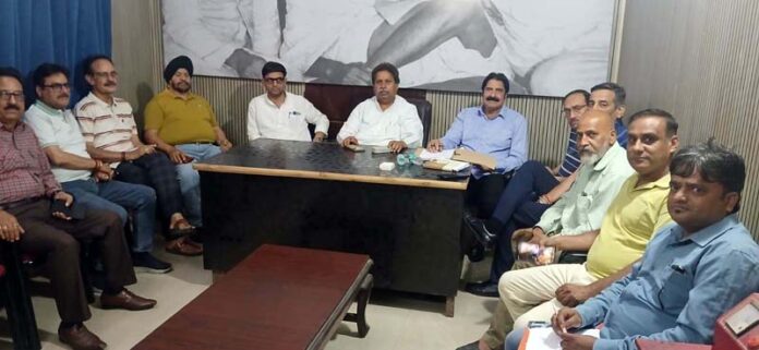 Cong leaders Raman Bhalla and Yogesh Sawhney interacting with delegation of Kashmiri migrants in Jammu on Friday. Cong leaders Raman Bhalla and Yogesh Sawhney interacting with delegation of Kashmiri migrants in Jammu on Friday.