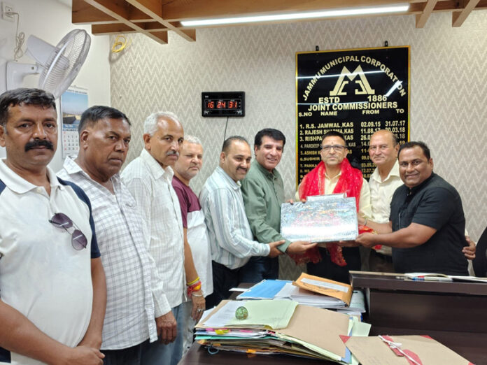 WBFI J&K members honouring Rajeev Kumar Khajuria, Joint Commissioner (Administration), JMC.