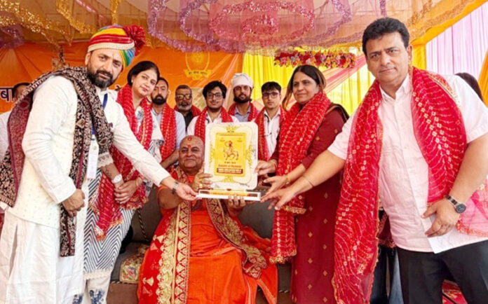 A team of doctors being honoured by Acharya Mahamandleshwar Shri 1008 Akshara Nandji Maharaj. A team of doctors being honoured by Acharya Mahamandleshwar Shri 1008 Akshara Nandji Maharaj.