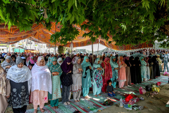 Large number of devotees at Khankah-e-Moula area of Srinagar on Saturday. -Excelsior/Shakeel Large number of devotees at Khankah-e-Moula area of Srinagar on Saturday. -Excelsior/Shakeel